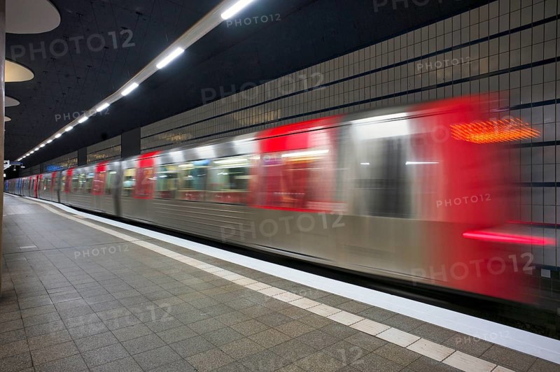 Steinstraße subway station, underground train, movement effect, empty, platform, stop, train station, subway, public transport, HVV, Hamburger Verkehrsverbund, elevated railway, local transport, Free and Hanseatic City of Hamburg, Germany