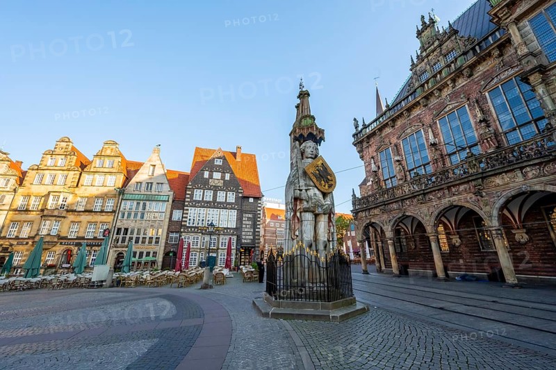 Landmark Bremen Roland, Roland statue on the market square, in the morning light, Altstadt, Bremen, Germany