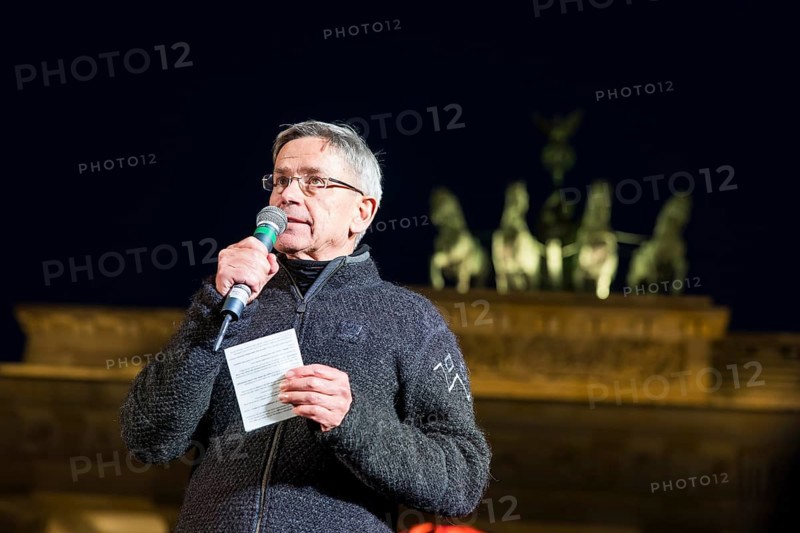 Stefan Rahmstorf (climate researcher at the Potsdam Institute for Climate Impact Research) speaks at the international climate demo under the motto Fight for 1.5 at the Brandenburg Gate in Berlin on 14.11.2025. The demonstration takes place on the occasion of the COP30 World Climate Conference in Belém, Brazil, and to mark 10 years of the Paris Climate Agreement