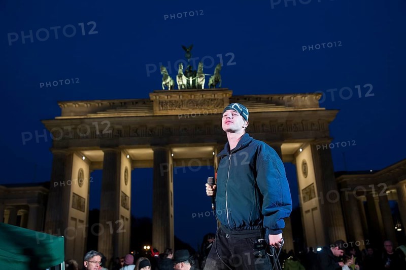 Egon Werler (musician) sings at the international climate demo under the motto Fight for 1.5 at the Brandenburg Gate in Berlin on 14.11.2025. The demonstration takes place on the occasion of the COP30 World Climate Conference in Belém, Brazil, and to mark 10 years of the Paris Climate Agreement