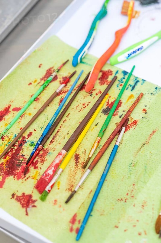 Colourful brushes and toothbrushes on a table, connected to an art project, Weihnachtsbacken, Haselstaller Hof, Wildberg, Germany