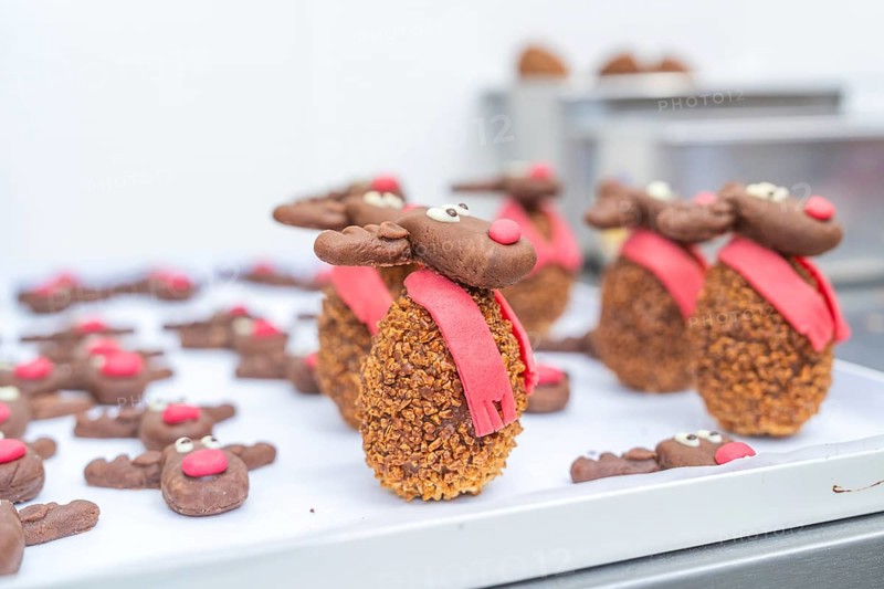 A tray full of reindeer cookies with red noses and scarves in a bakery, Christmas baking, Haselstaller Hof, Wildberg, Germany