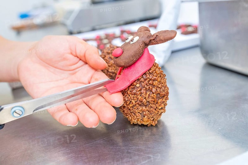 A handcrafted reindeer chocolate with a red scarf, Christmas baking, Haselstaller Hof, Wildberg, Germany