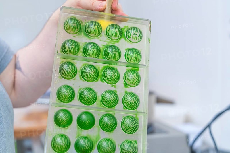 A tray of green chocolate chocolates in round shapes, Christmas baking, Haselstaller Hof, Wildberg, Germany