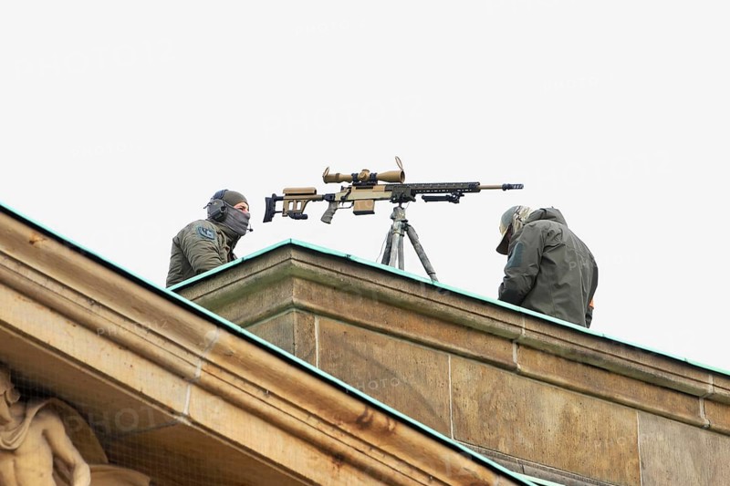 Police scope shooter on the roof of the new guard. - Memorial Day Wreath laying for victims of war and tyranny, Neue Wache, Berlin, 16.11.25
