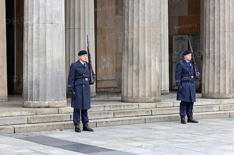 Honorary post of guard battalion at the Federal Ministry of Defence in front of the new guard - Memorial Day Wreath laying for victims of war and tyranny, Neue Wache, Berlin, 16.11.25