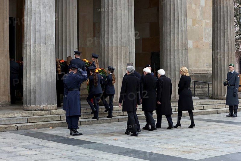 Wreath procession of representatives of constitutional organs enters the Neue Wache - Memorial Day Wreath laying for victims of war and tyranny, Neue Wache, Berlin, 16.11.25