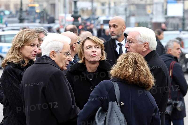 Discussion Laura Mattarella, H.E. Sergio Mattarella President of the Italian Republic, Elke Büdenbender and Federal President Frank-Walter Steinmeier - Memorial Day Wreath laying for victims of war and tyranny, Neue Wache, Berlin, 16.11.25