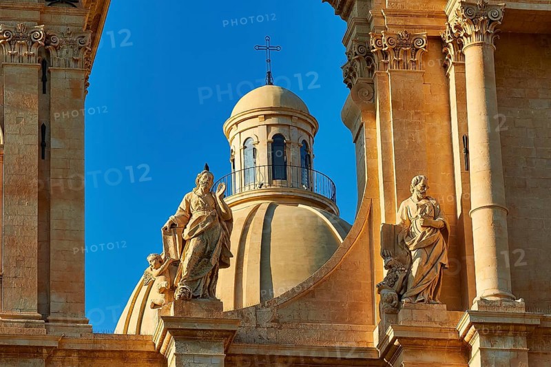 Noto, detailed view of a cathedral with elaborate statues and architecture, Baroque towns of Sicily, Baroque corner of Sicily, late Baroque towns of Val di Noto, UNESCO World Heritage Site, Sicily, Italy