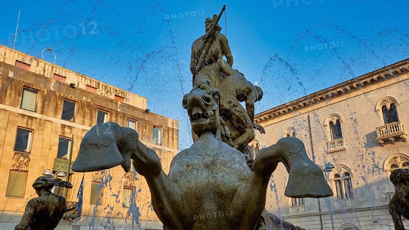 Fontana di Diana, the Fountain of Diana, Syracuse, Majestic fountain with mythological sculpture in the midst of an urban landscape, Baroque towns of Sicily, Baroque corner of Sicily, late Baroque towns of the Val di Noto, UNESCO World Heritage Site, Sicily, Italy