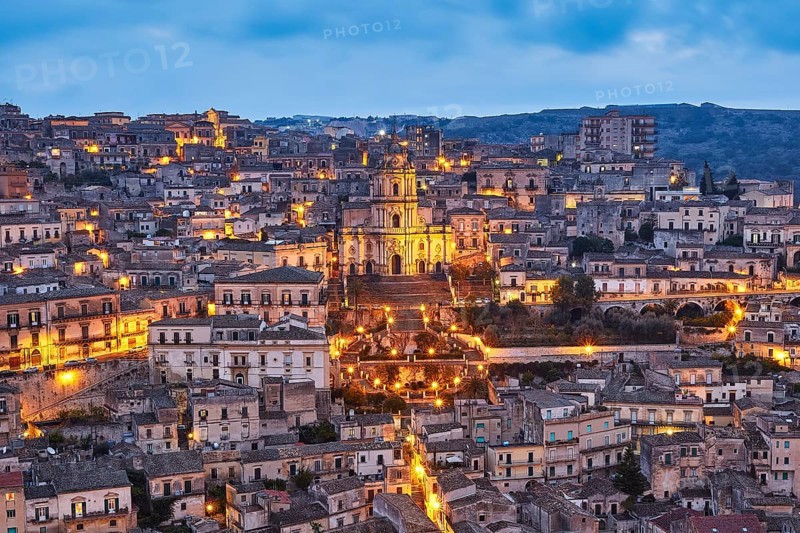 Duomo di San Giorgio, St. George's Cathedral, Modica, night scene of an illuminated city with church in a hilly landscape, Baroque towns of Sicily, Baroque corner of Sicily, late Baroque towns of the Val di Noto, UNESCO World Heritage Site, Sicily, Italy