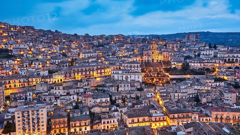 Modica, Duomo di San Giorgio, St. George Cathedral, extensive overview of an illuminated historic city at night, Baroque towns of Sicily, Baroque corner of Sicily, late Baroque towns of the Val di Noto, UNESCO World Heritage Site, Sicily, Italy