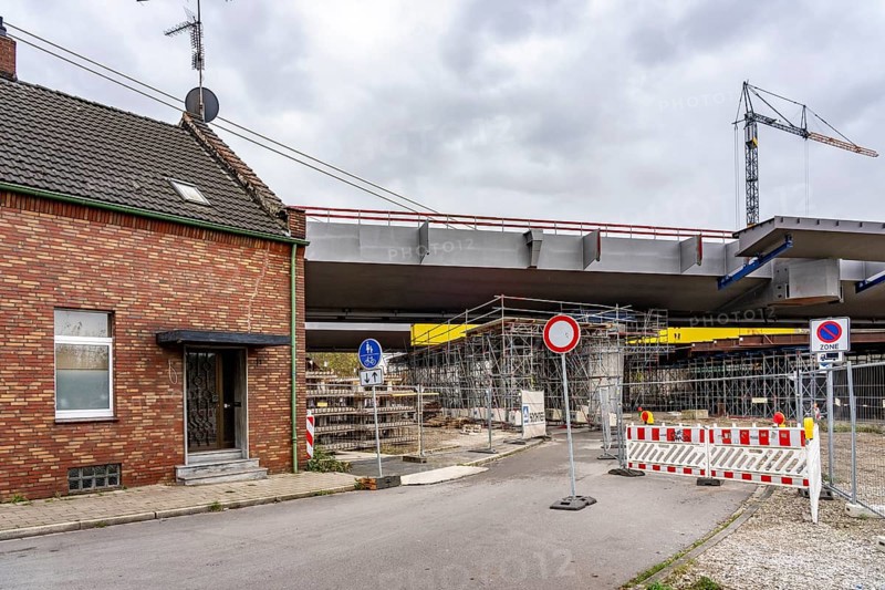 Residential buildings, directly on the A40 Neuenkamp bridge, in Duisburg-Homberg, inclined ropes of the new motorway bridge across the Rhine near Duisburg, construction phase of the 2nd bridge structure, North Rhine-Westphalia, Germany