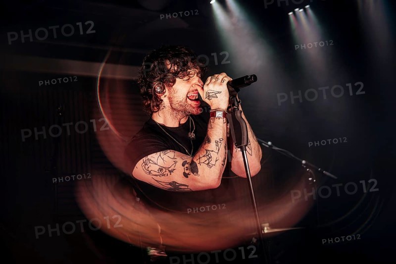 Tom Grennan live on Grennan '25 tour at Bi Nuu in Berlin on 13.11.2025 Note: the photo was taken through a pane of glass