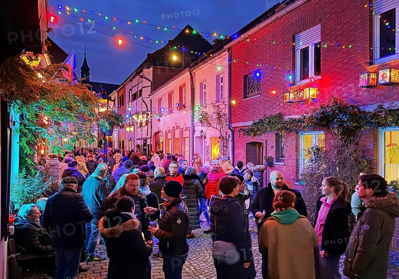People in the Tiefstraße decorated for the Martin train in the evening, historic old town, Kempen, Lower Rhine, North Rhine-Westphalia, Germany