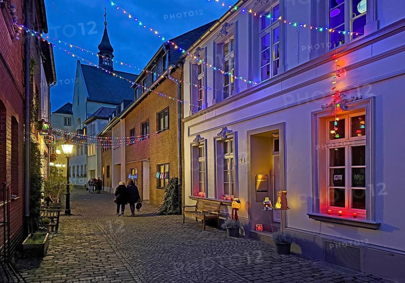 Tastefully decorated Tiefstraße in the evening with St. Peter's Church, Kempen, Lower Rhine, North Rhine-Westphalia, Germany