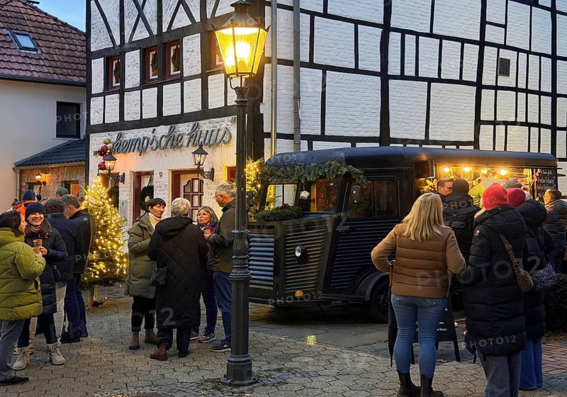 People at the decorated half-timbered house of the restaurant et Kemp'sche huus in the evening, Old Town, Kempen, Lower Rhine, North Rhine-Westphalia, Germany