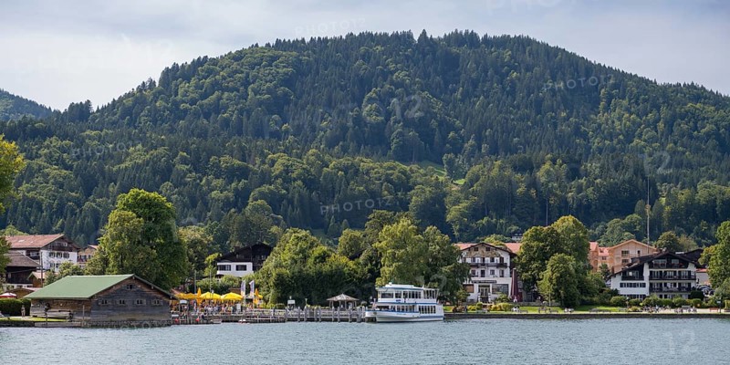 View of town, harbour with sightseeing boat, lakeside promenade, Tegernsee, Bad Wiessee, Upper Bavaria, Bavaria, Germany