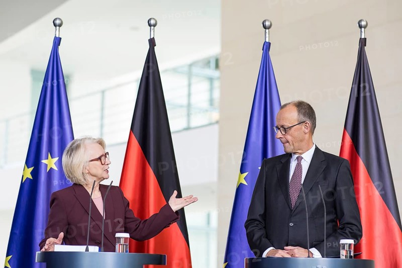 Prof. Dr. Monika Schnitzer (Chair of the Council of Experts) and Friedrich Merz (Federal Chancellor of the Federal Republic of Germany, CDU) handing over the 2025/2026 annual report entitled Creating prospects for tomorrow - do not squander opportunities from the Council of Experts to review macroeconomic development in the Federal Chancellery on 12.11.2025