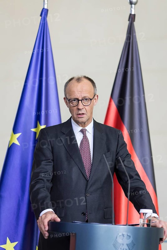 Friedrich Merz (Federal Chancellor of the Federal Republic of Germany, CDU) handing over the annual report 2025/2026 entitled Creating prospects for tomorrow - do not squander opportunities from the Council of Experts to assess macroeconomic development in the Federal Chancellery on 12.11.2025