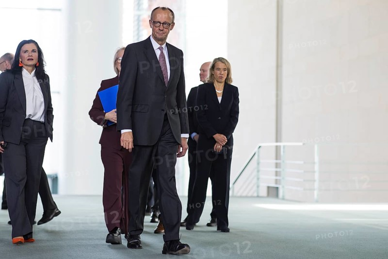 Friedrich Merz (Federal Chancellor of the Federal Republic of Germany, CDU) handing over the annual report 2025/2026 entitled Creating prospects for tomorrow - do not squander opportunities from the Council of Experts to assess macroeconomic development in the Federal Chancellery on 12.11.2025