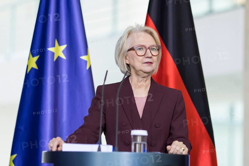 Prof. Dr. Monika Schnitzer handing over the annual report 2025/2026 entitled Creating prospects for tomorrow - Do not squander opportunities from the Council of Experts to assess macroeconomic development to Federal Chancellor Friedrich Merz at the Federal Chancellery on 12.11.2025
