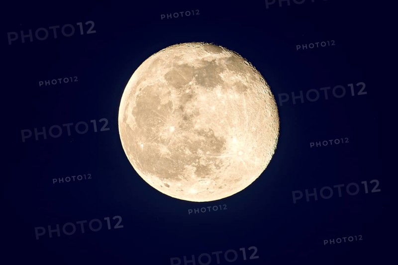 One day waning crescent after full moon, cold moon on New Year's Eve 2020, Freising, Upper Bavaria, Bavaria, Germany