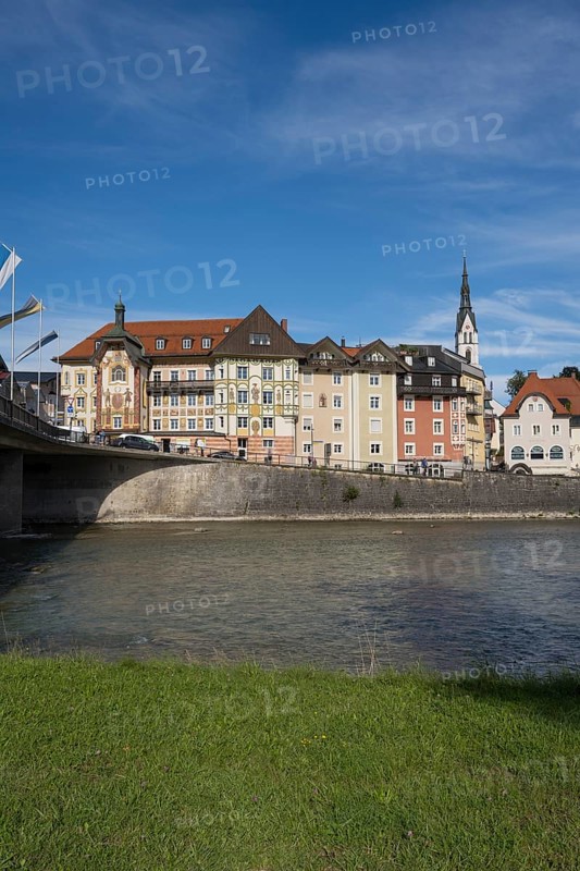 River Isar, Old Town with Church of St. Mariä Himmelfahrt, Bad Tölz, Upper Bavaria, Bavaria, Germany