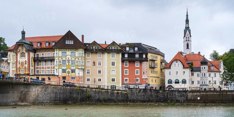 Building on the banks of the Isar, Church of St. Mariä Himmelfahrt, Altstadt, Bad Tölz, Upper Bavaria, Bavaria, Germany