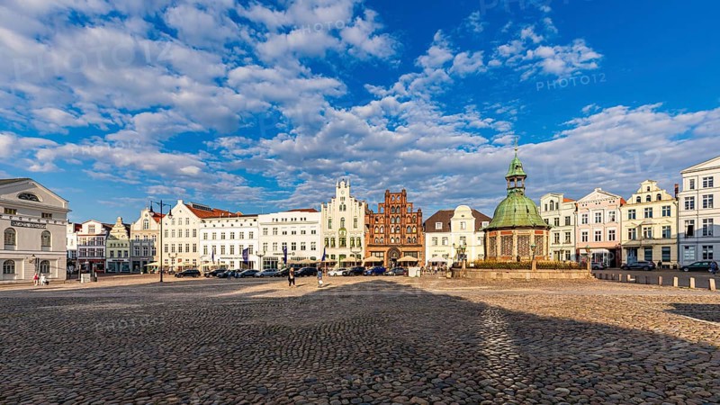 Wismar water art and restaurants on the market square in the old town, Hanseatic City of Wismar, Mecklenburg-Western Pomerania, Germany