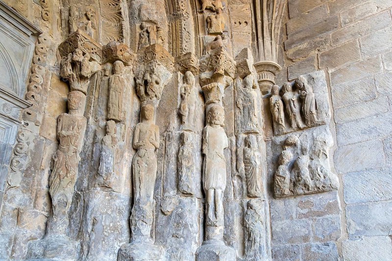Stone carved figures doorway Iglesia de San Esteban, Romanesque church, Sos del Rey Católico, Cinco Villas Zaragoza province, Aragon, Spain