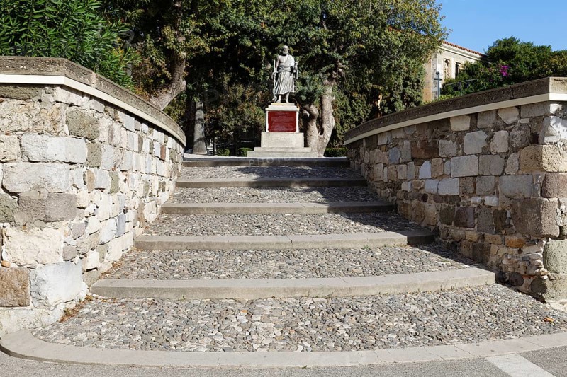 Monument, statue, Hippocrates also Hippocrates of Kos, famous ancient doctor, father of modern medicine, 460-370 BC Rise to Neratzia Fortress, Old Town, City of Kos, Kos Island, Dodecanese Islands, Greece