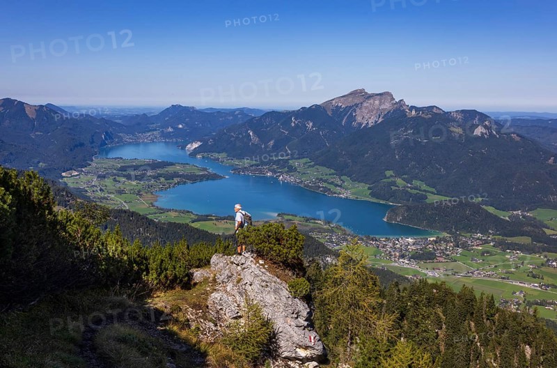 Hikers on the way to Rettenkogel with Wolfgangsee, Postalm, Osterhorn Group, Salzkammergut, Province of Salzburg, Austria