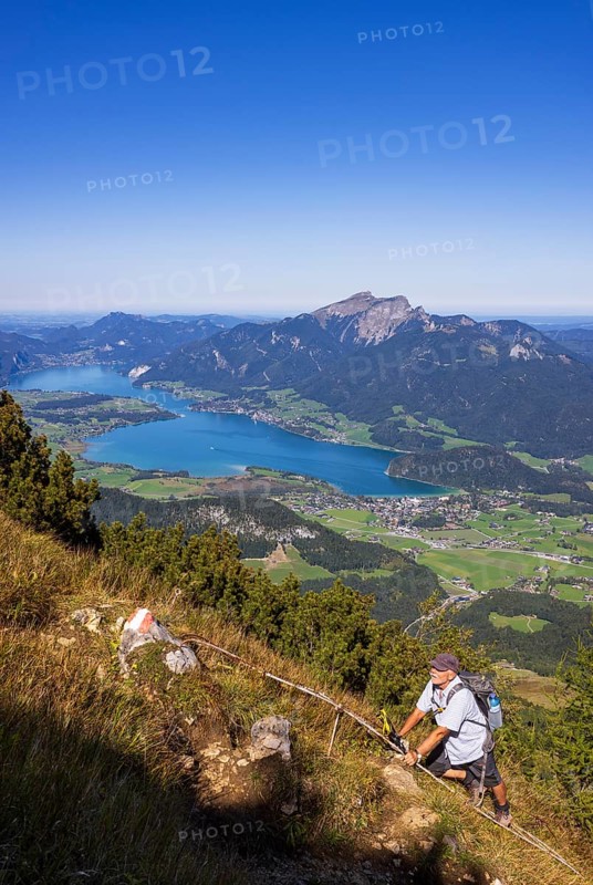 Hikers at the Iron Ladder on the way to Rettenkogel with Wolfgangsee, Postalm, Osterhorn Group, Salzkammergut, Province of Salzburg, Austria