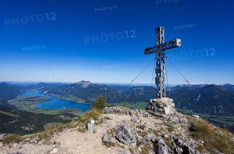 Summit cross on Rettenkogel with Wolfgangsee, Postalm, Osterhorn Group, Salzkammergut, Province of Salzburg, Austria