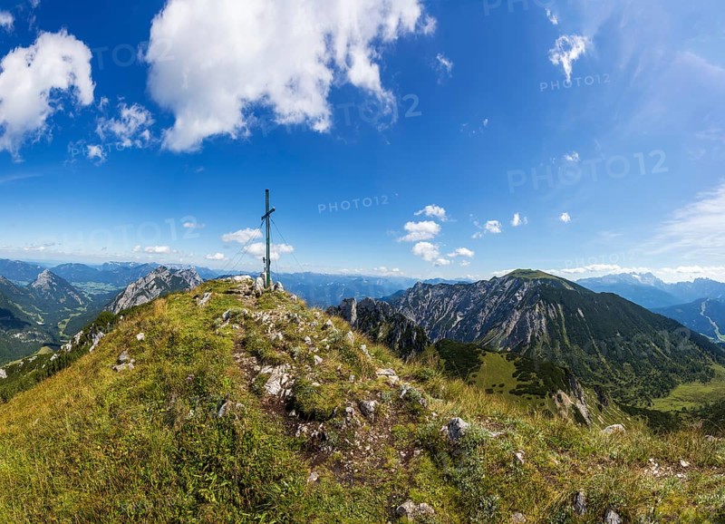 Summit cross on Braunedlkogel with view to Gamsfeld, Postalm, Osterhorn Group, Salzkammergut, State of Salzburg, Austria