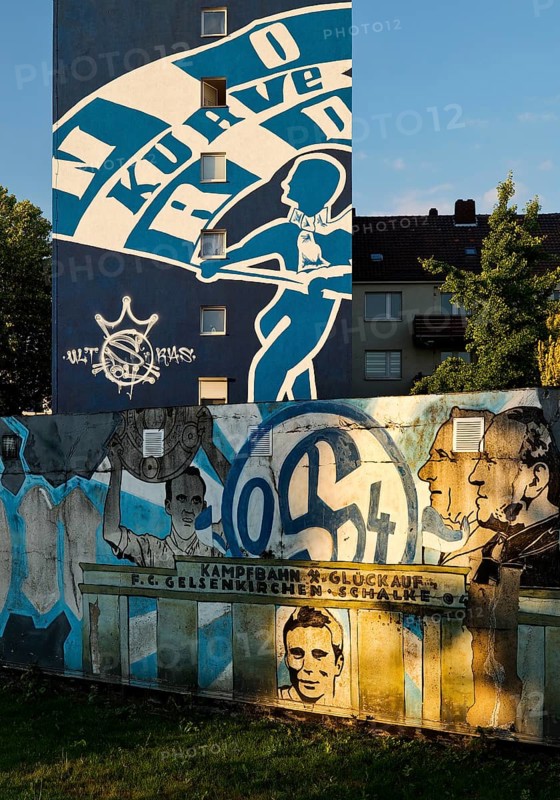 Painted wall on the Glückauf battle track with motifs of FC Schlake 04, Schalke, district of Gelsenkirchen, Ruhr area, North Rhine-Westphalia, Germany