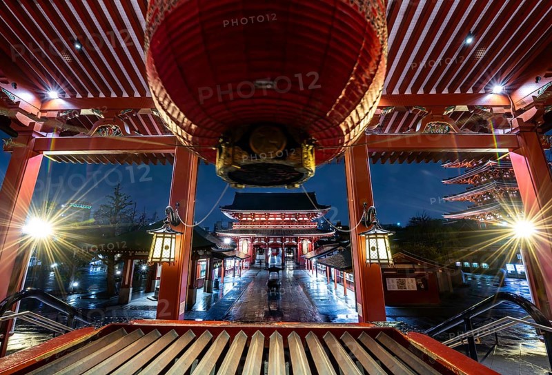 View from the main hall with a huge red lantern to the illuminated Hozomon Schazkammer Gate of Asakusa Shrine or Senso-ji Temple, at night, Buddhist temple complex, Asakusa, Tokyo, Japan