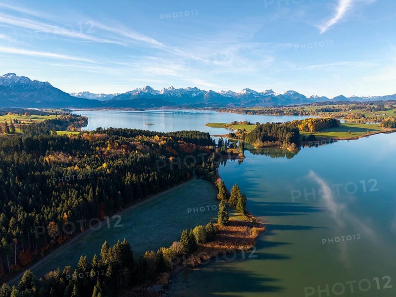 A quiet lake with forest and mountains, autumn colors are reflected in the water, Illasbergsee, Forggensee, near Roßhaupten, Ostallgäu, Allgäu, Swabia, Bavaria, Germany
