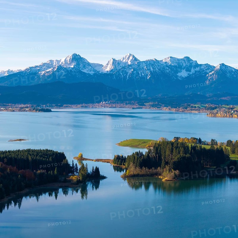 Quiet water area with forest islands and mountain range in the background, Illasbergsee, Forggensee, near Roßhaupten, Ostallgäu, Allgäu, Swabia, Bavaria, Germany