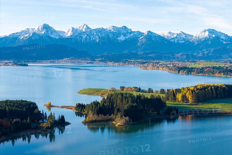 Clear lake with wooded islands against an impressive mountain backdrop, Illasbergsee, Forggensee, near Roßhaupten, Ostallgäu, Allgäu, Swabia, Bavaria, Germany