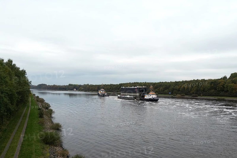 Tugboats bring a lock gate through the Kiel Canal, NOK, Kiel Canal, Kiel Canal, Schleswig-Holstein, Germany