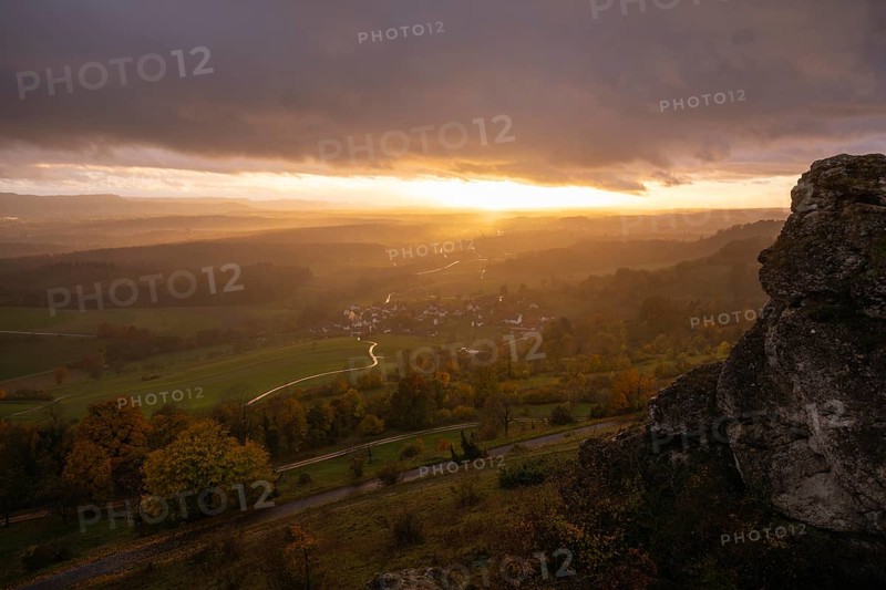 Rain and sun alternating — dramatic autumn atmosphere at the Hohenstaufen Spielburg Nature Reserve