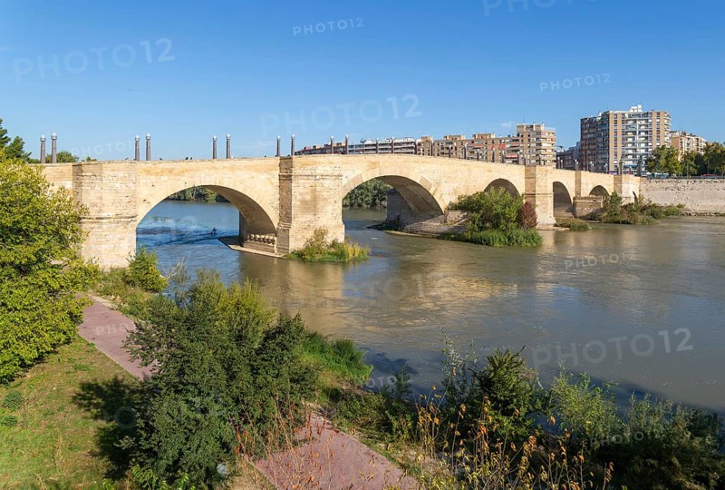 Historic the Stone Bridge, Puente de Piedra, spanning the River Ebro, Zaragoza, Aragon, Spain