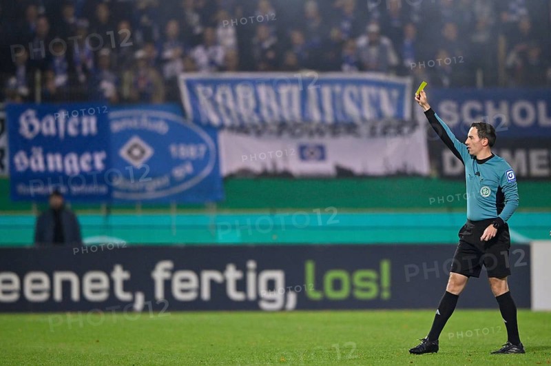 Referee Benjamin Brand shows yellow card yellow warning DFB-Pokal, Voith-Arena, Heidenheim, Baden-Württemberg, Germany