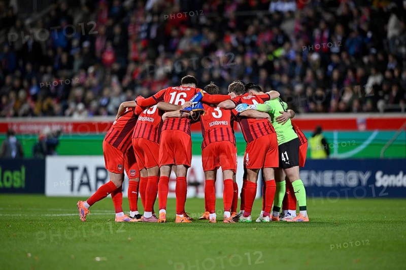 Team building, circle of the team in front of the start of the game 1. FC Heidenheim 1846 DFB-Pokal, Voith-Arena, Heidenheim, Baden-Württemberg, Germany