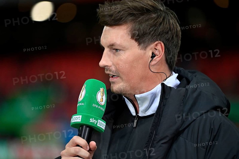 Microphone Mikro Logo SKY interview with trainer coach Merlin Polzin Hamburger SV HSV portrait DFB-Pokal, Voith-Arena, Heidenheim, Baden-Württemberg, Germany