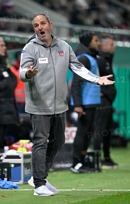 Coach coach Frank Schmidt 1. FC Heidenheim 1846 FCH on the sidelines gesture angry sour rebukes DFB-Pokal, Voith-Arena, Heidenheim, Baden-Württemberg, Germany