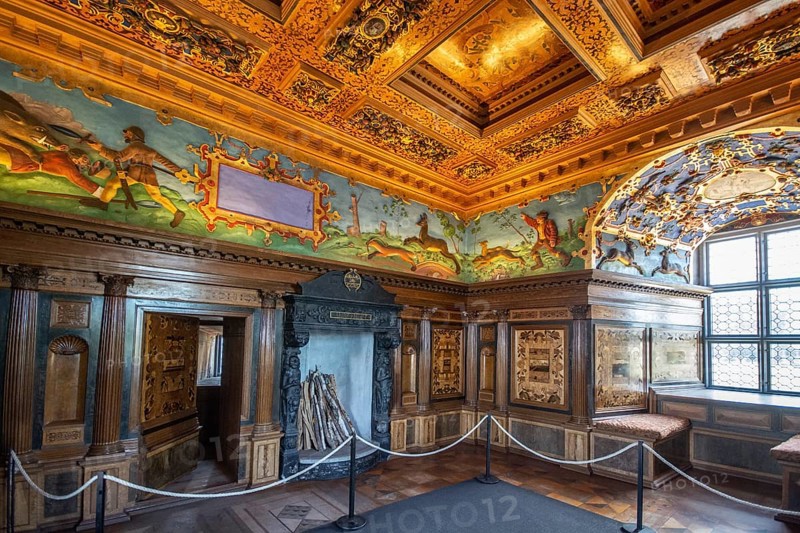 Interior of Kalmar Castle: The Royal Chamber became a bedroom for Erik XIV around 1560. The frieze with hunting motifs is from the time of Johan III in 1572-1573. Kalmar, Småland, Sweden, Scandinavia. Kalmar Castle was build in the 12th century. It was here that the Kalmar Union was signed in 1397. During the 16th century and the time of the Vasa kings the castle acquired its current design