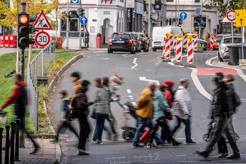 Pedestrians at Düsseldorf-Bilk train station, cross Friedrichstraße at a pedestrian crossing with traffic lights, North Rhine-Westphalia